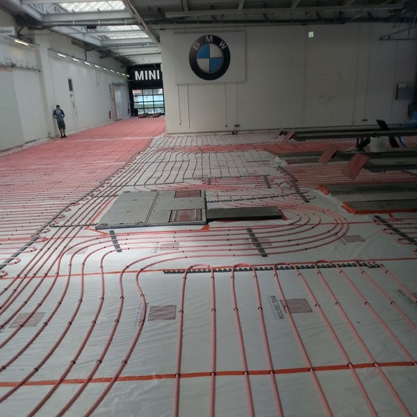 Plancher chauffant dans une concession BMW